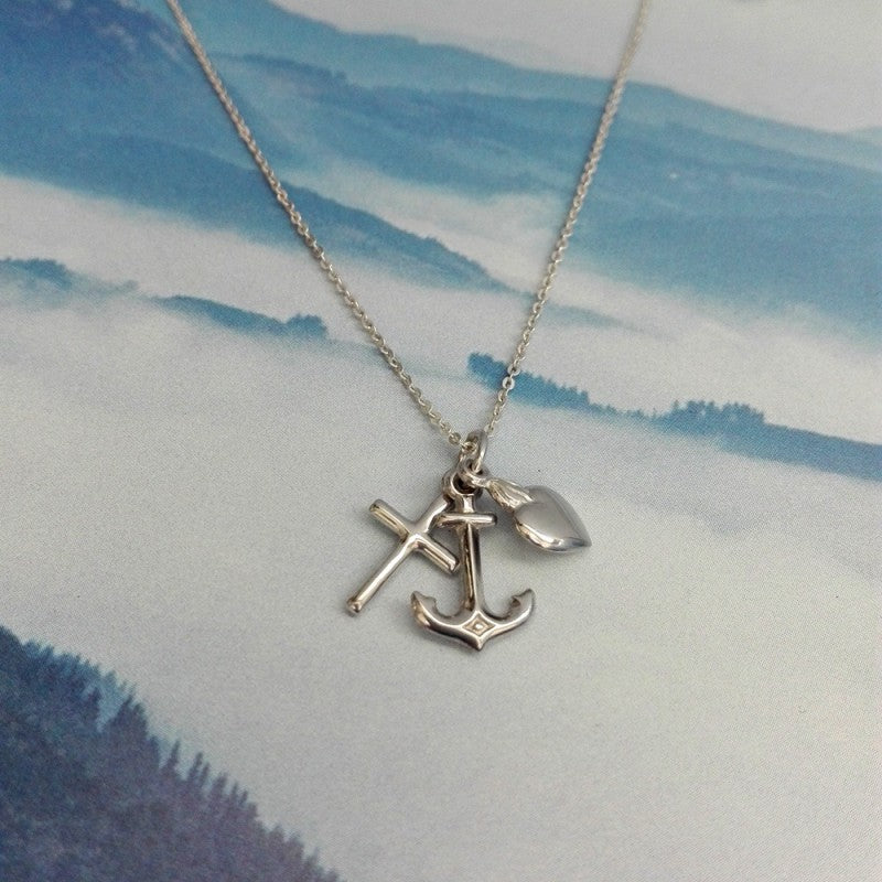 Collar Colgante con las Tres Virtudes Teologales de Plata. Fe, Esperanza y Caridad. Incluye Cadena de 45 cm y Estuche para Regalo