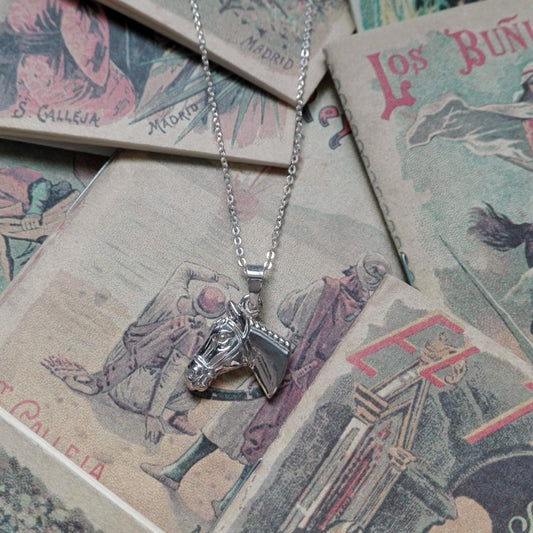 Collar Colgante con Forma de Cabeza de Caballo en Plata, para Mujer. Incluye Cadena de Plata de 45 cm y Estuche para Regalo