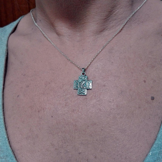 Collar Colgante Cruz Crismón de Plata para Mujer y Hombre con Terminación Envejecida Incluye Cadena de Plata de 45 cm y Estuche para Regalo