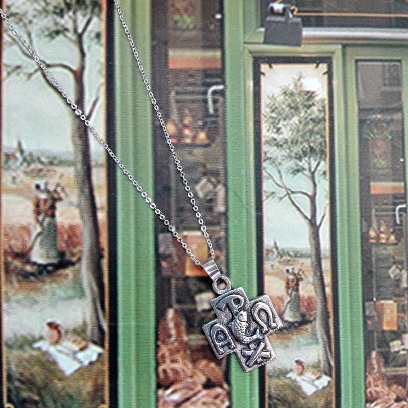 Collar Colgante Cruz Crismón de Plata para Mujer y Hombre con Terminación Envejecida Incluye Cadena de Plata de 45 cm y Estuche para Regalo