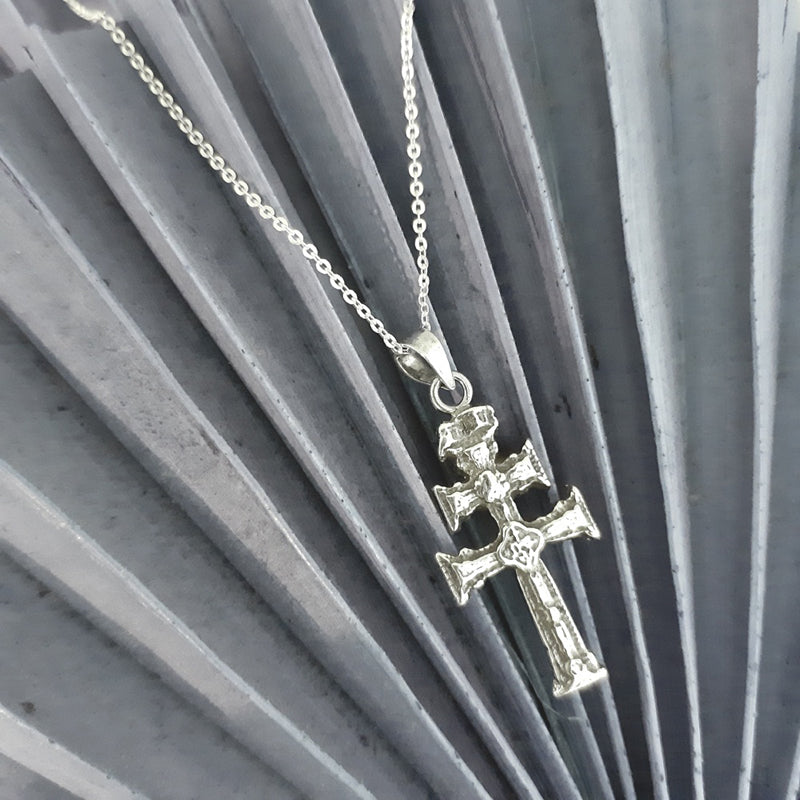 Collar Colgante Cruz de Caravaca en Plata para Hombre Mujer Incluye Cadena de Plata de 45 cm y Estuche para Regalo