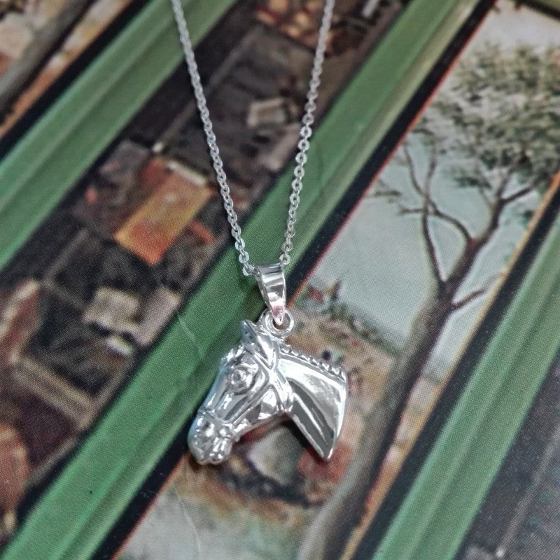 Collar Colgante con Forma de Cabeza de Caballo en Plata, para Mujer. Incluye Cadena de Plata de 45 cm y Estuche para Regalo