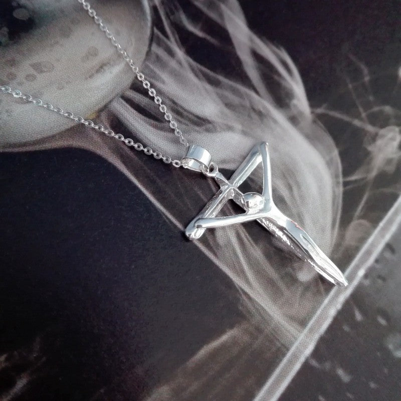 Collar Colgante Cruz de Plata con Cristo para Hombre y para Mujer en Plata Brillante. Incluye una Cadena de plata de 45 cm y un Estuche para Regalo