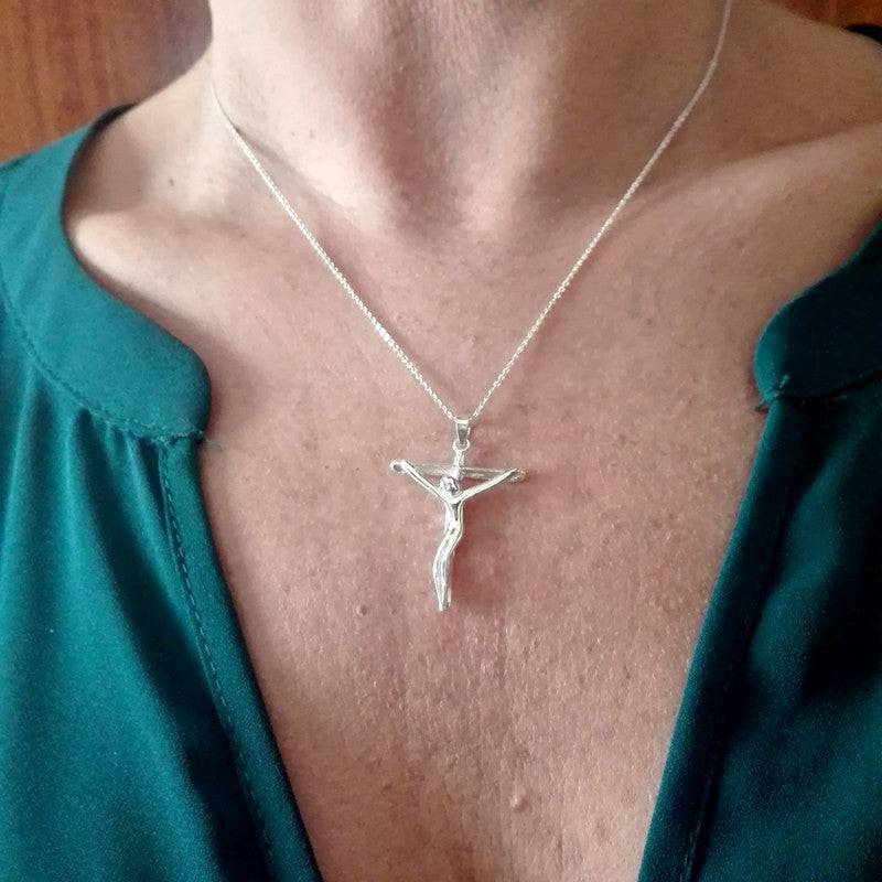 Collar Colgante Cruz de Plata con Cristo para Hombre y para Mujer en Plata Brillante. Incluye una Cadena de plata de 45 cm y un Estuche para Regalo