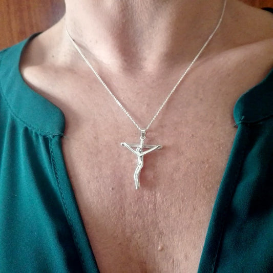 Collar Colgante Cruz de Plata con Cristo para Hombre y para Mujer en Plata Brillante. Incluye una Cadena de plata de 45 cm y un Estuche para Regalo