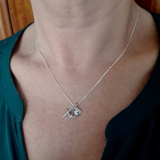 Collar Colgante con las Tres Virtudes Teologales de Plata. Fe, Esperanza y Caridad. Incluye Cadena de 45 cm y Estuche para Regalo