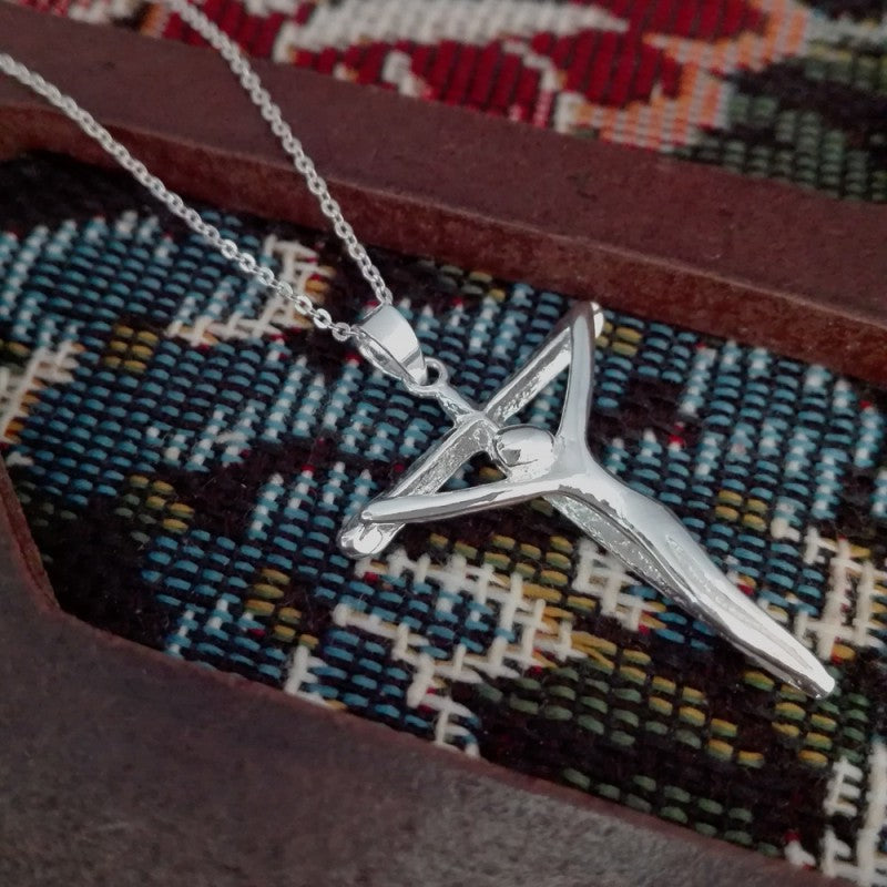 Collar Colgante Cruz de Plata con Cristo para Hombre y para Mujer en Plata Brillante. Incluye una Cadena de plata de 45 cm y un Estuche para Regalo