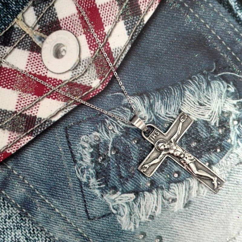 Collar Colgante Cruz de Plata envejecida con Cristo crucificado para Hombre Incluye Cadena de Plata de 45 cm y Estuche para Regalo