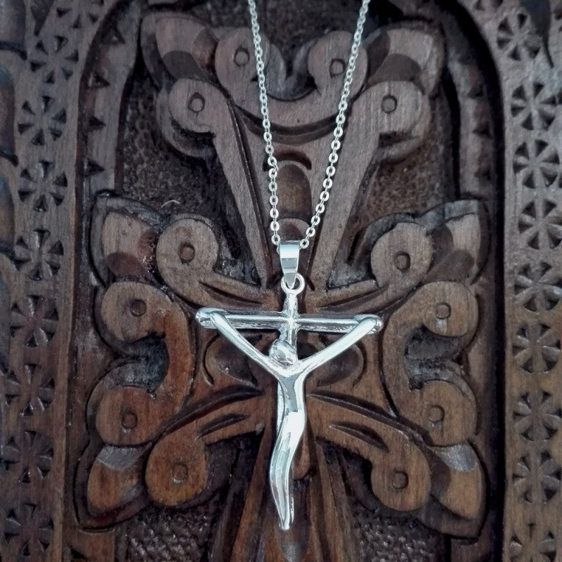 Collar Colgante Cruz de Plata con Cristo para Hombre y para Mujer en Plata Brillante. Incluye una Cadena de plata de 45 cm y un Estuche para Regalo