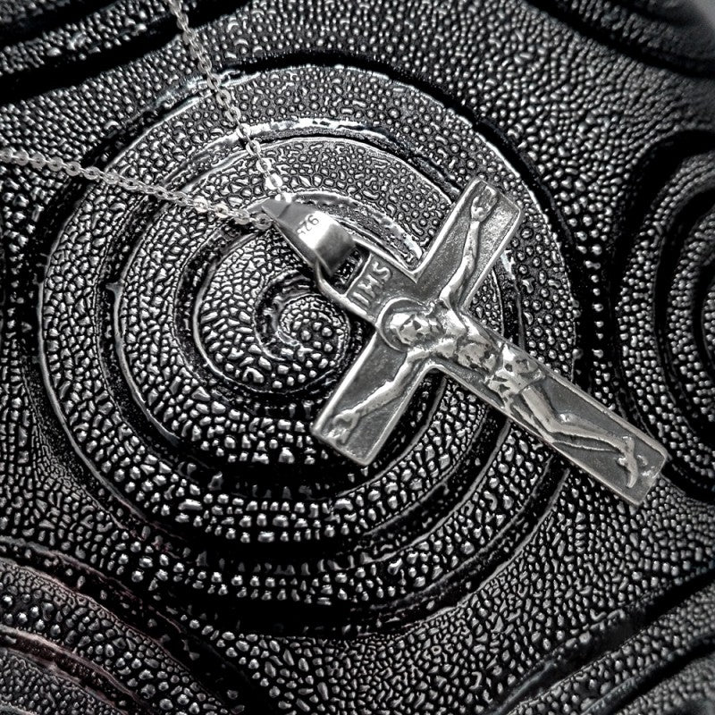 Collar Colgante Cruz de Plata envejecida con Cristo crucificado para Hombre Incluye Cadena de Plata de 45 cm y Estuche para Regalo