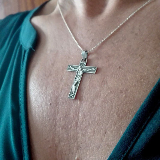 Collar Colgante Cruz de Plata envejecida con Cristo crucificado para Hombre Incluye Cadena de Plata de 45 cm y Estuche para Regalo - Alylo Silver