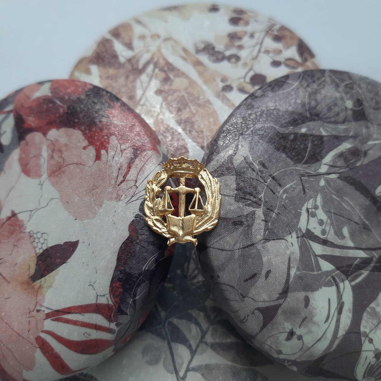 Insignia Derecho Chapada en Oro 925 Alylosilver con Estuche - Imagen 4